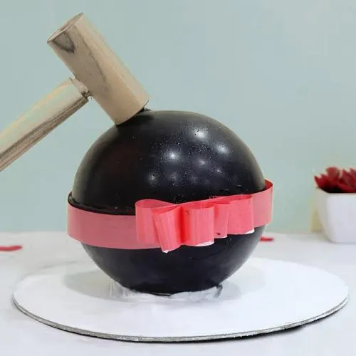 Mouth-Watering Chocolate Ball Pi�ata Cake with Hammer