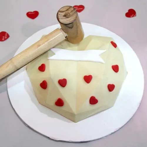 Luscious White Heart Shape Pi�ata Cake