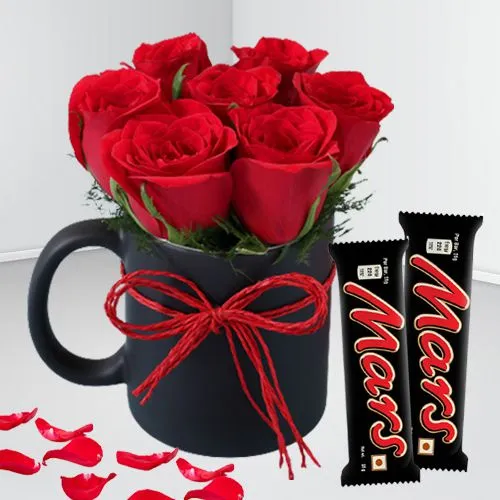 Unique Choice of Red Roses in Black Ceramic Mug n Mars Chocolate