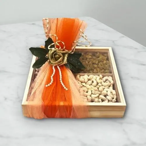 Exquisite Mix of Raisins N Cashew in a Gift Box