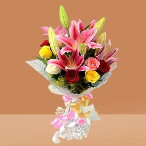 Artful Floral Bouquet of Roses N Lilies