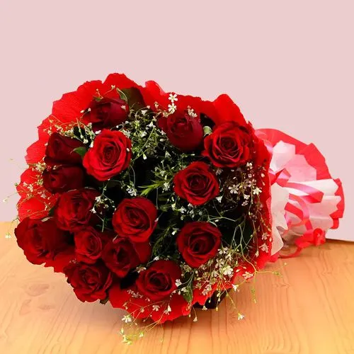 Pretty Bouquet of Vibrant Red Roses