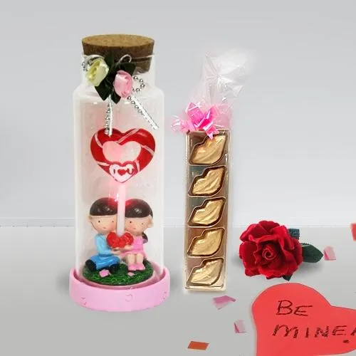 Wonder of Love Jar with a 5 pcs Lip Shaped Hand Made Chocolate & a Free Velvet Rose